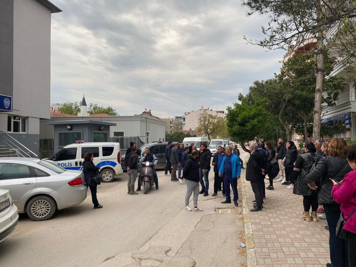 Balıkesir'de AK Parti seçim aracı 2 kişinin saldırısına uğradı: O anlar kamerada