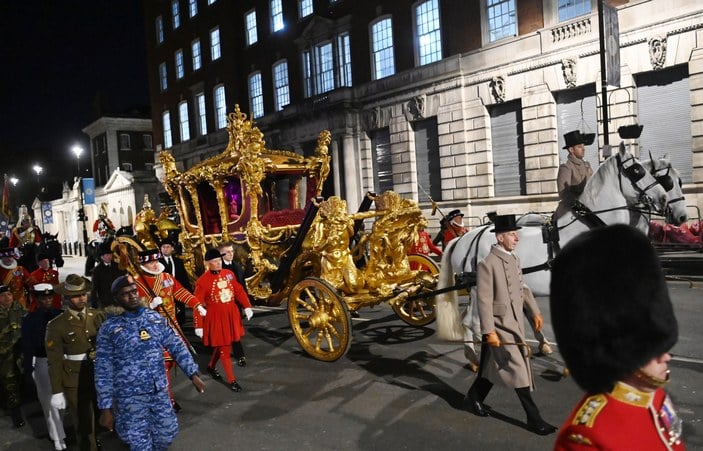 İngiltere'de Kral Charles'ın taç giyme törenine hazırlık sürüyor