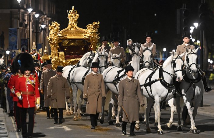 İngiltere'de Kral Charles'ın taç giyme törenine hazırlık sürüyor
