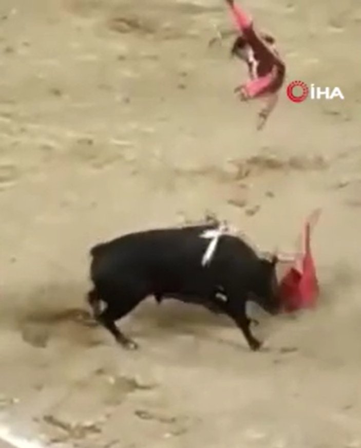 Meksika'da bir boğa, matadoru metrelerce havaya fırlattı