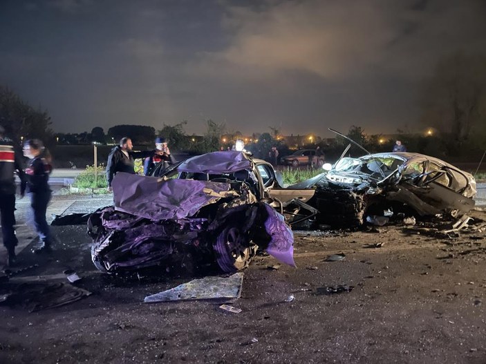 Sakarya'da otomobiller kafa kafaya çarpıştı: 1 ölü 4 yaralı