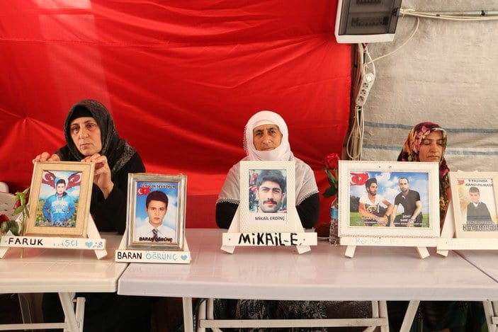 Diyarbakır’da evladını bekleyen anne: İnşallah ölmeden çocuğumu görürüm