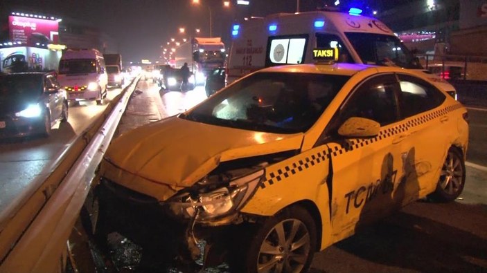 İstanbul Kadıköy'de trafiği kilitleyen zincirleme kaza: 2 kişi yaralandı