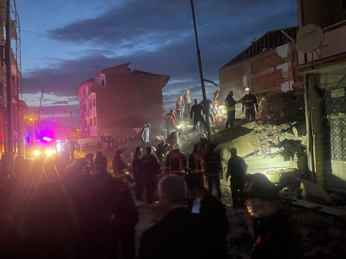 Malatya'da 4 katlı bir bina çöktü: 1 ölü