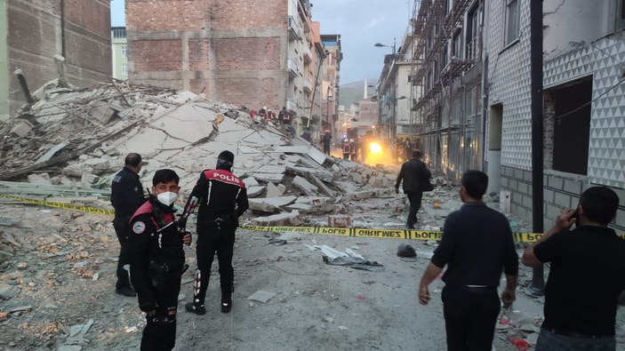 Malatya'da ağır hasarlı bina çöktü, enkazda arama çalışması başlatıldı #1