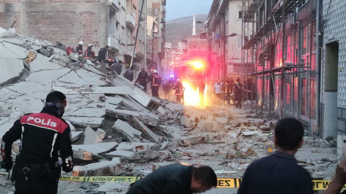 Malatya'da ağır hasarlı bina çöktü, enkazda arama çalışması başlatıldı #2