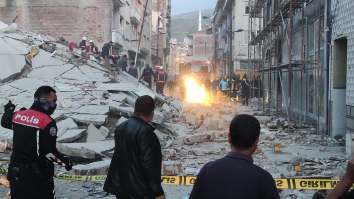 Malatya'da ağır hasarlı bina çöktü, enkazda arama çalışması başlatıldı #3