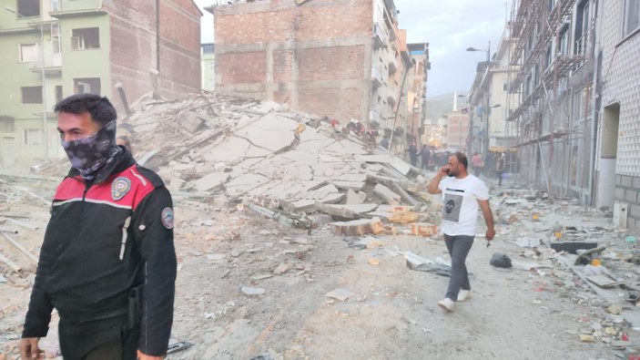 Malatya'da ağır hasarlı bina çöktü, enkazda arama çalışması başlatıldı #4