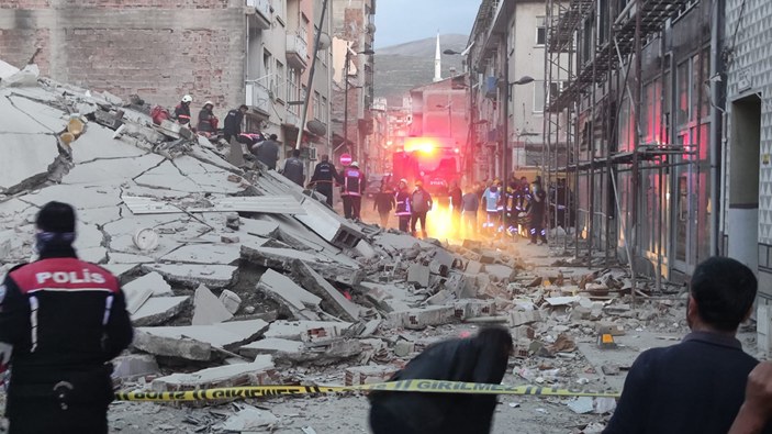 Malatya'da ağır hasarlı bina çöktü, enkazda arama çalışması başlatıldı #5