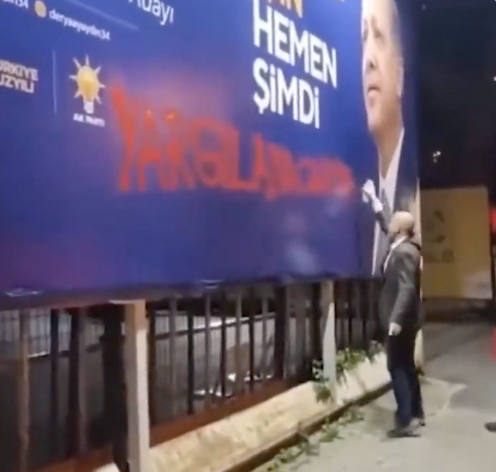 TİP'li Ahmet Şık, Cumhurbaşkanı Erdoğan'ın fotoğrafının bulunduğu bilboardlara