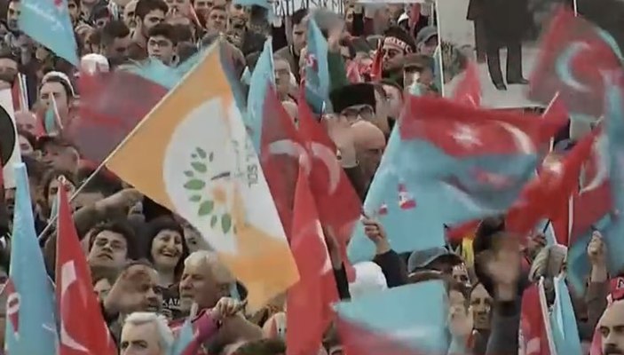 6'lı masanın Maltepe mitinginde HDP bayrakları sallandı