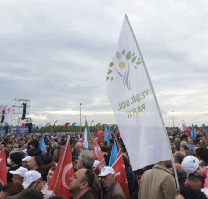 6'lı masanın Maltepe mitinginde HDP bayrakları sallandı