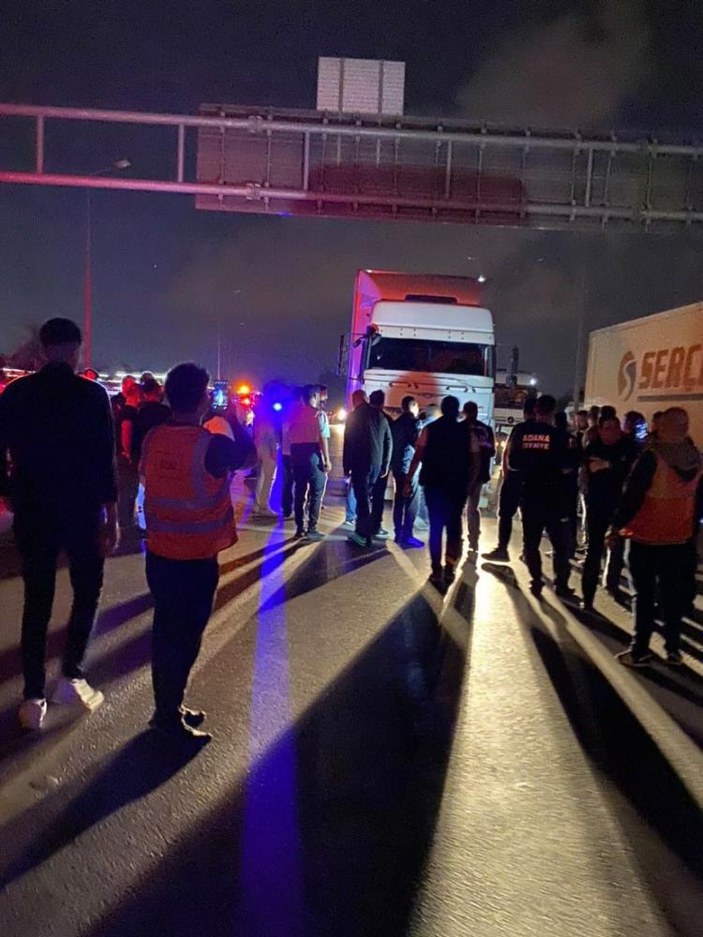 Adana'da 15 yaşındaki motosiklet sürücüsü tırla çarpıştığı kazada can verdi