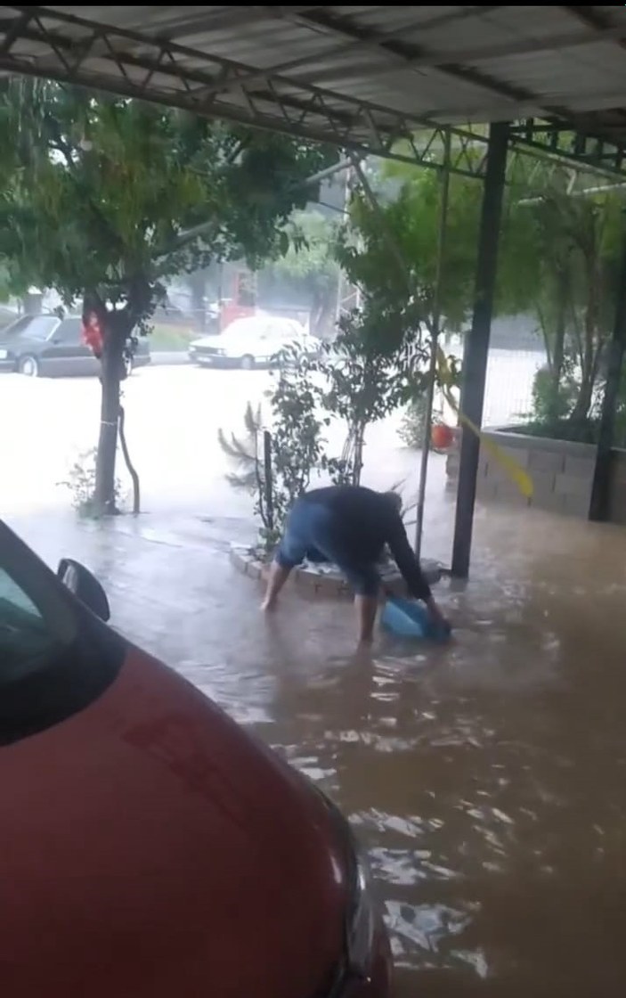 Adana'da sağanak yağış sele dönüştü