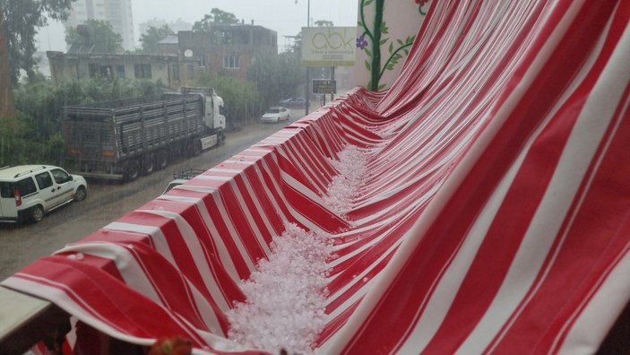 Adana'da sağanak yağış sele dönüştü