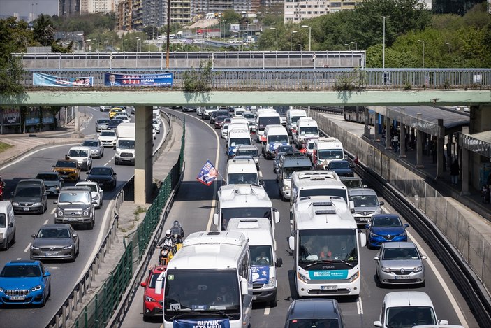 AK Partililer mitinge konvoy halinde gidiyor