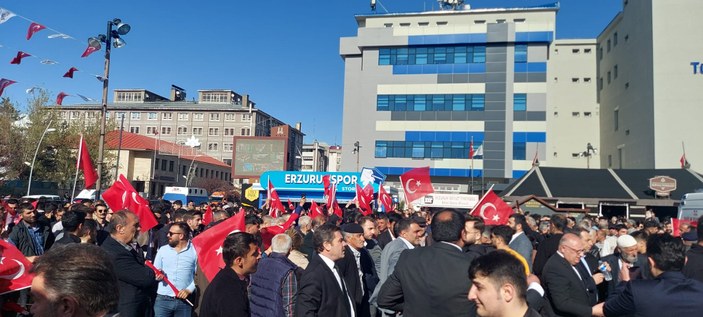 Ekrem İmamoğlu'nun Erzurum mitinginde arbede çıktı: İmamoğlu konuşmasını yarıda kesti