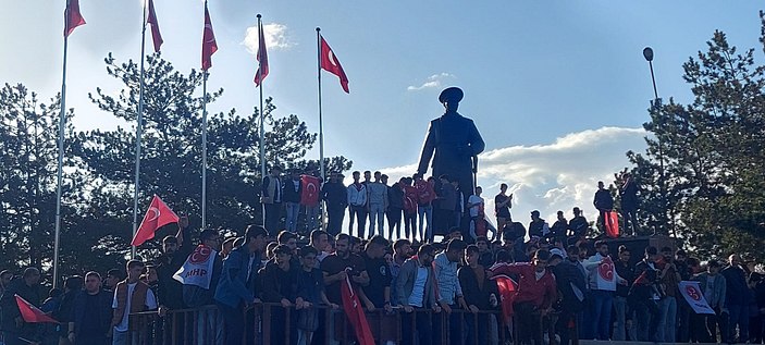 Ekrem İmamoğlu'nun Erzurum mitinginde arbede çıktı: İmamoğlu konuşmasını yarıda kesti