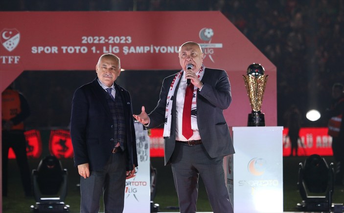 Süper Lig'e çıkan Samsunspor kupasını aldı
