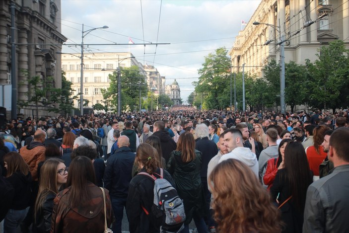 17 kişinin öldüğü saldırıların ardından Sırbistan'da halk sokağa döküldü