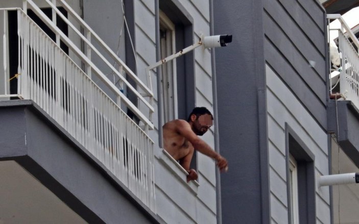 Antalya'da sinir krizi geçiren genç, evinin balkonuna çıkıp eline geçen her şeyi sokağa attı