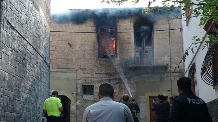Ev yangınında 2 kişi dumandan etkilendi #1
