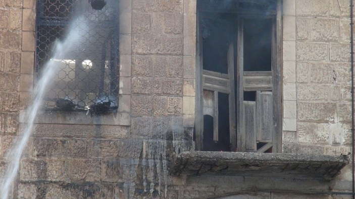 Ev yangınında 2 kişi dumandan etkilendi #3