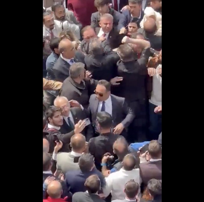 Kemal Kılıçdaroğlu’nun korumaları selam vermek isteyen vatandaşı darp etti