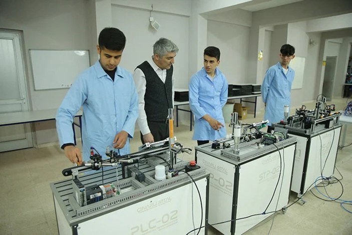 The products of vocational high school students who produce experimental sets in Kocaeli are now exported.