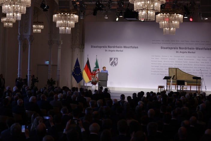 Angela Merkel devlet ödülü ile onurlandırıldı