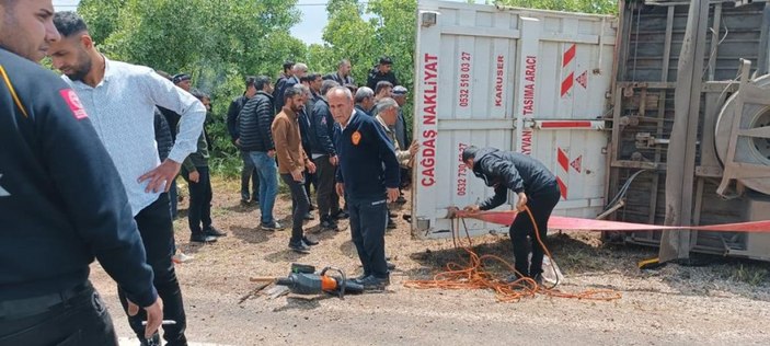 Şırnak'ta küçükbaş hayvan taşıyan tır devrildi