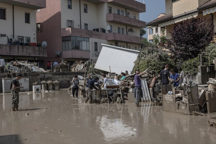 İtalyan Başbakanı Giorgia Meloni, çizmeleriyle sel bölgesine gitti