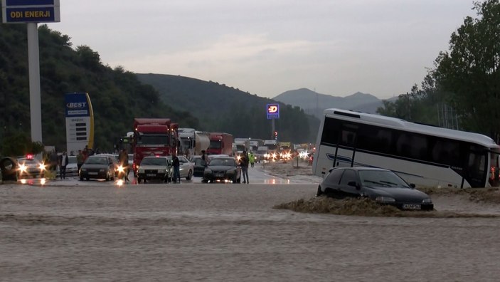 Ankara'da sağanak; yollar göle döndü, araçlar mahsur kaldı #2