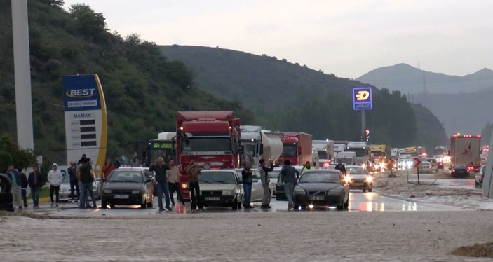 Ankara'da sağanak; yollar göle döndü, araçlar mahsur kaldı #8