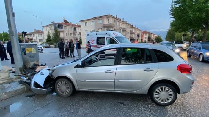 Erzincan'da kontrolden çıkan otomobil direğe çarptı: 1 yaralı