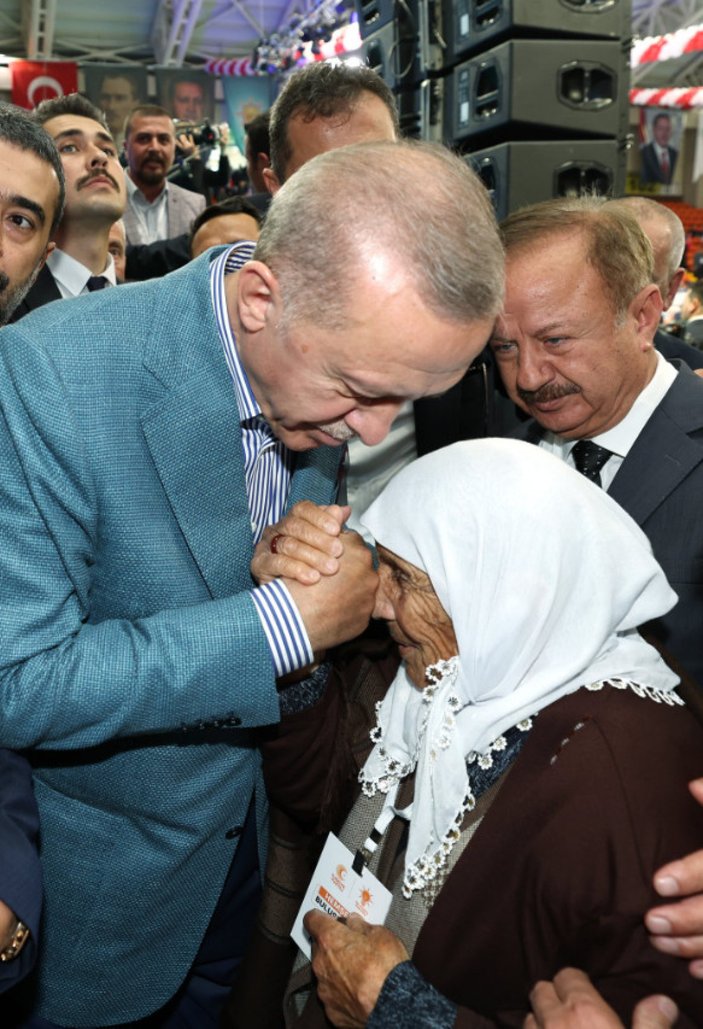 Cumhurbaşkanı Erdoğan'a Mamak'ta sevgi seli