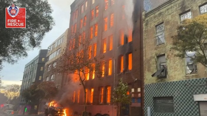 Avustralya’da 7 katlı bir bina yangında küle döndü