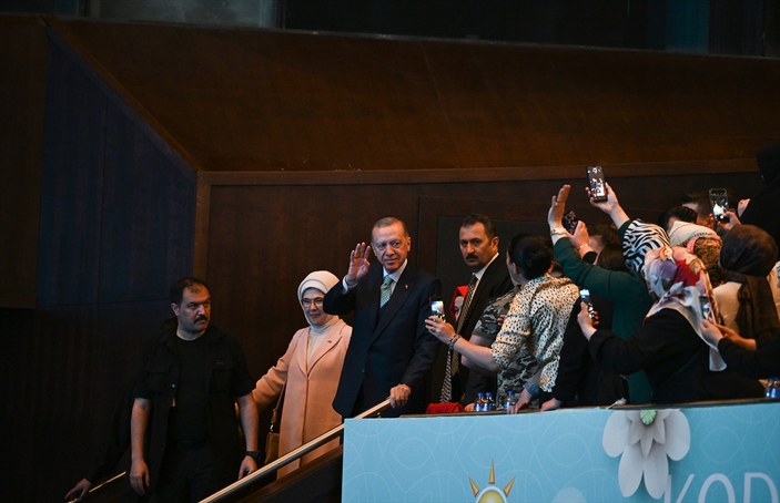 Cumhurbaşkanı Erdoğan Kadınların Türkiye'si Buluşması'nda ayakta alkışlandı