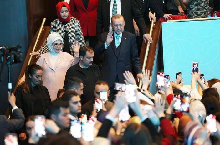 Cumhurbaşkanı Erdoğan Kadınların Türkiye'si Buluşması'nda ayakta alkışlandı