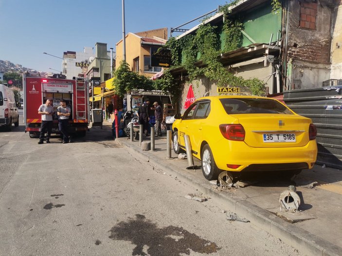 İzmir'de kontrolden çıkan taksi, kaldırımdaki vatandaşı sürükledi