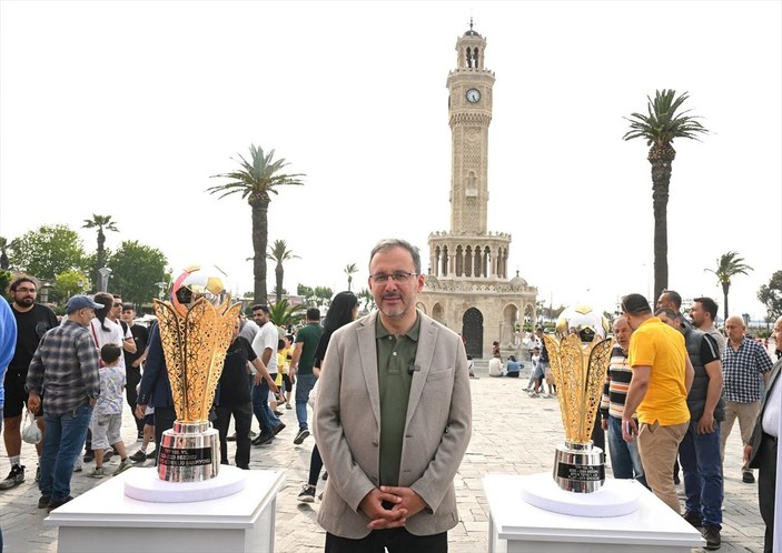 Mehmet Muharrem Kasapoğlu, İzmir'de sergilenen şampiyonluk kupalarını ziyaret etti