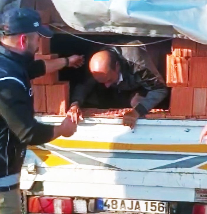 Muğla'da tuğla ile kaplı kamyon kasasında göçmen kaçakçılığı
