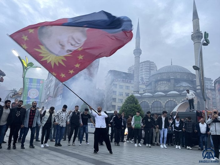 Cumhurbaşkanı Erdoğan'ın seçim zaferi meydanlarda kutlanıyor