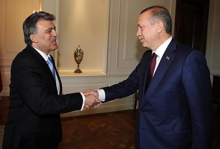 Abdullah Gül'den Cumhurbaşkanı Erdoğan'a tebrik