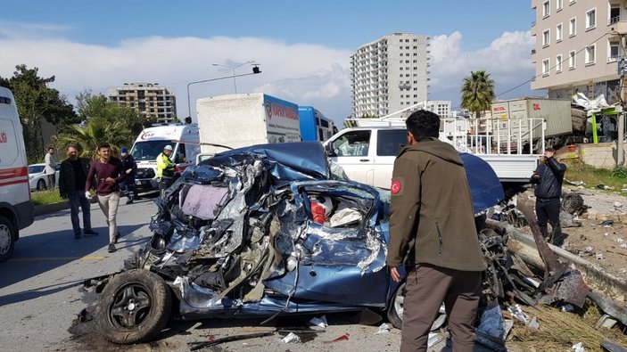 Hatay'da ışıkta bekleyen otomobillere kamyon çarptı: 13 yaralı