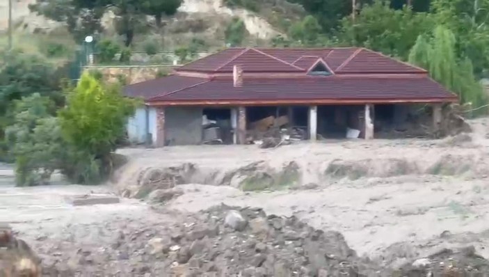 Denizli'de sel felaketi: Azgın sular restoranı yuttu