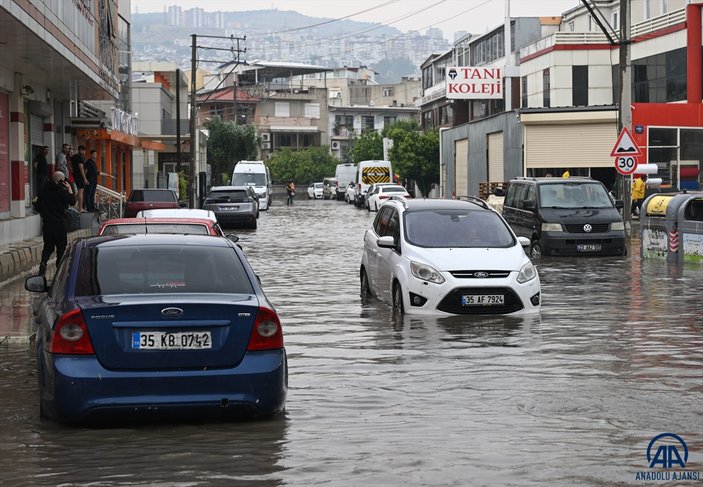 İzmir sokakları göle döndü