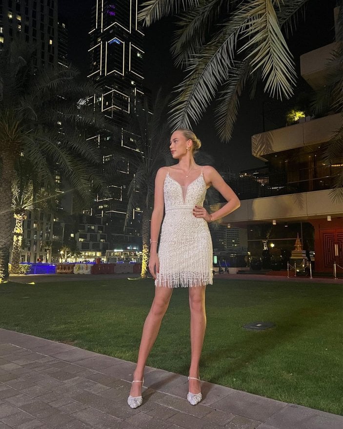Fener'in Rus güzeli Arina Fedorovtseva minisiyle Dubai'yi çalkaladı! 
