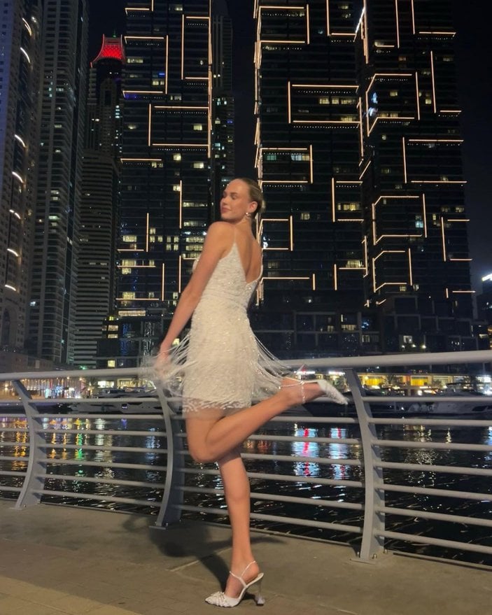 Fener'in Rus güzeli Arina Fedorovtseva minisiyle Dubai'yi çalkaladı! 