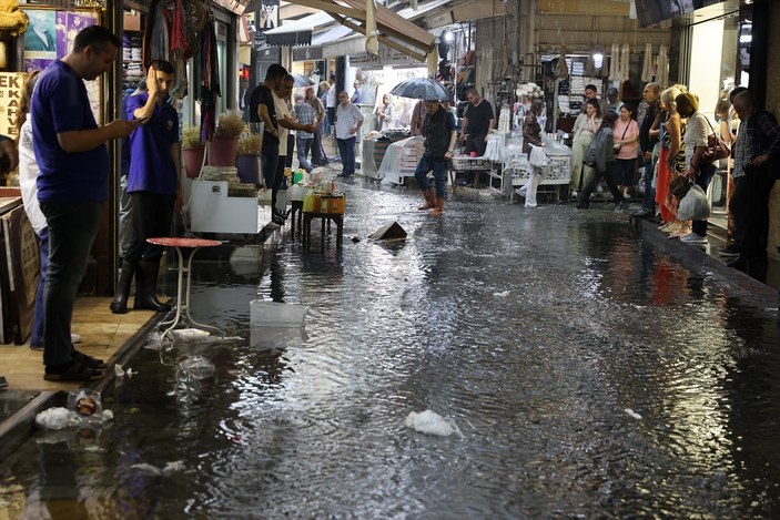 İzmir'de sağanak caddeleri göle çevirdi